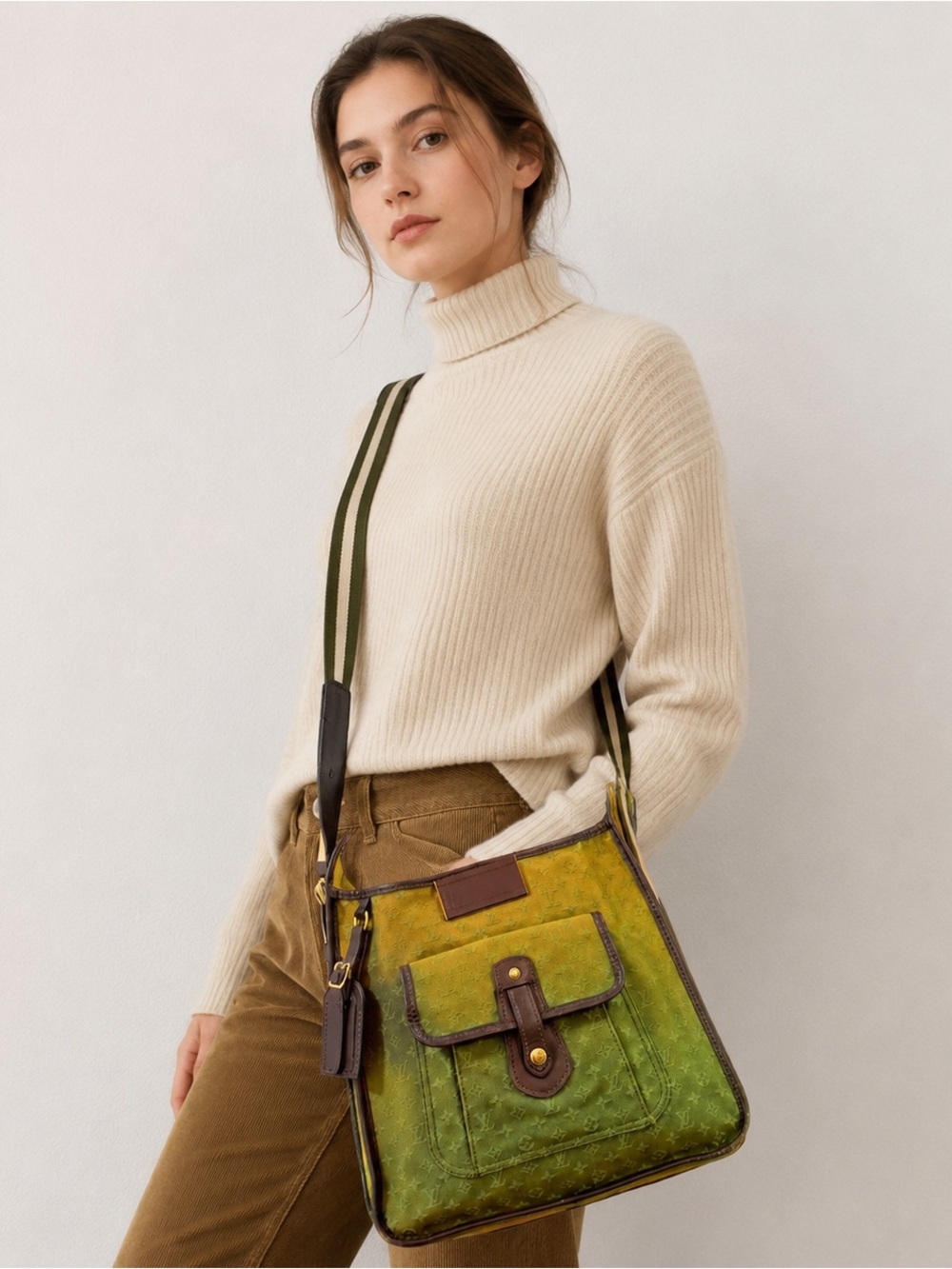 Louis Vuitton Green Ombre Shoulder Bag with Front Pocket and Brown Trim - Picture 3 of 12